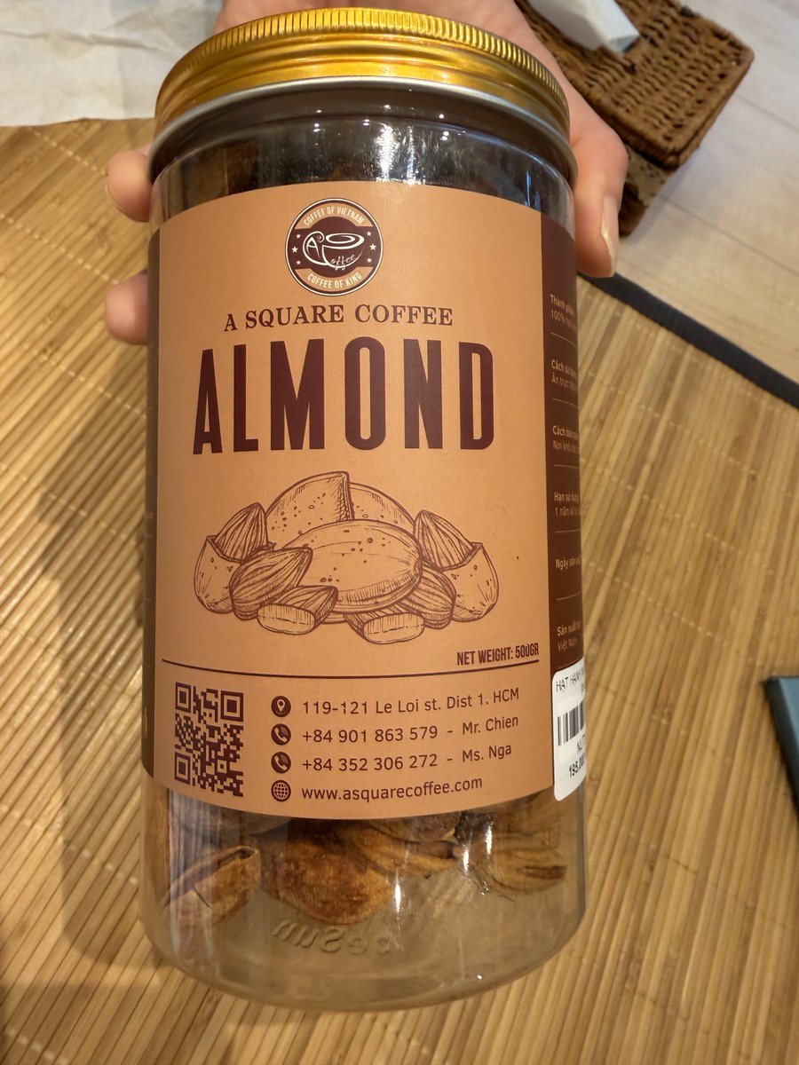 ホーチミンのコーヒー専門店で買ったアーモンドの瓶詰め500g