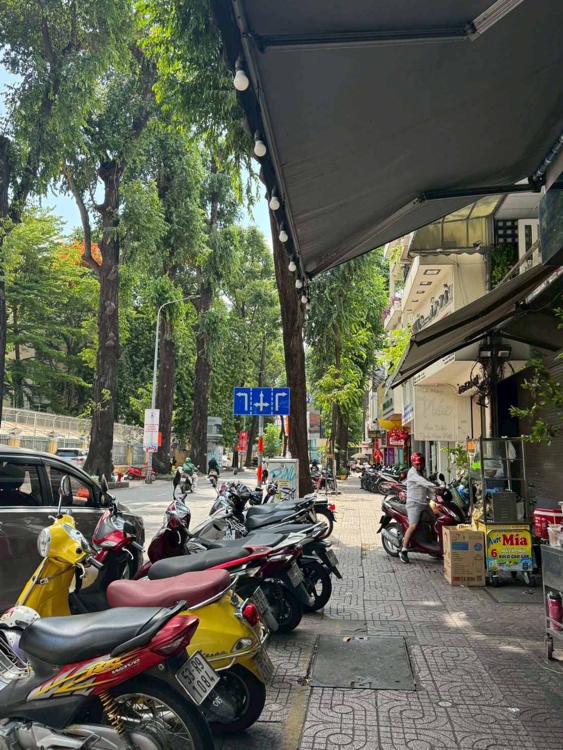 ホーチミンの歩道を埋め尽くすバイクの駐輪