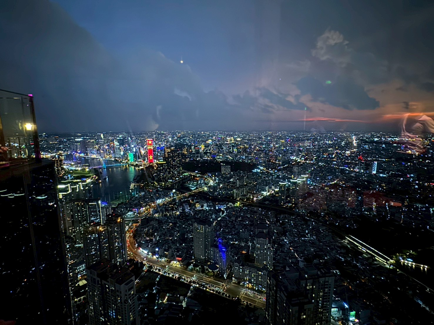 ランドマーク81展望フロアから見たホーチミンの夜景
