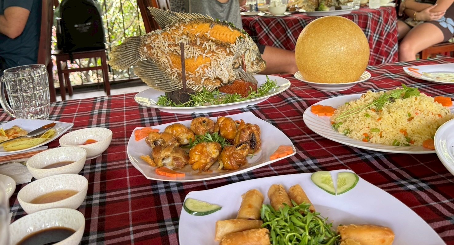 メコン川ツアーの昼食に出るエレファントイヤーフィッシュ(象耳魚)の姿揚げ