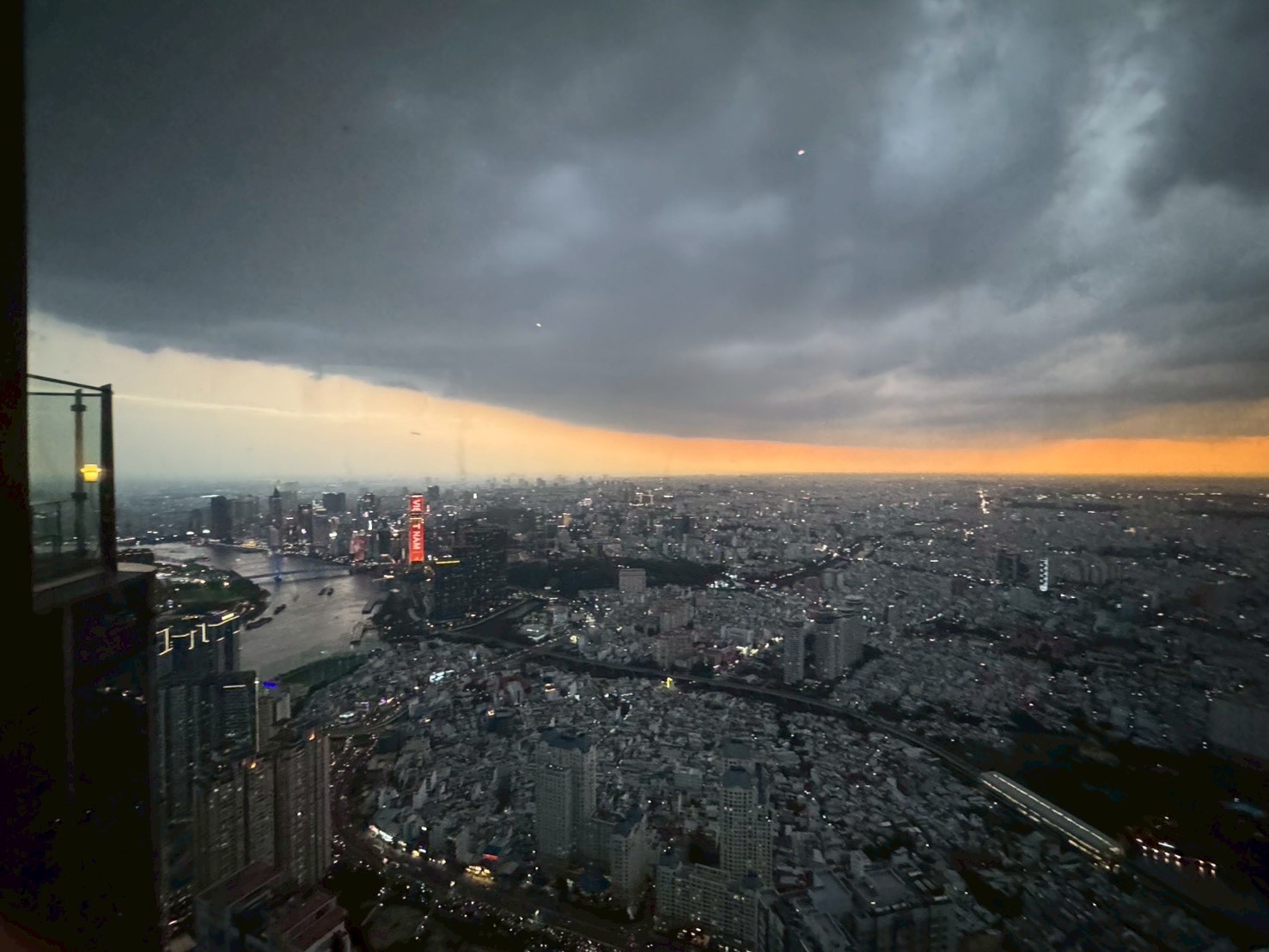 雨季のホーチミン上空に広がる雷雲と夕焼け