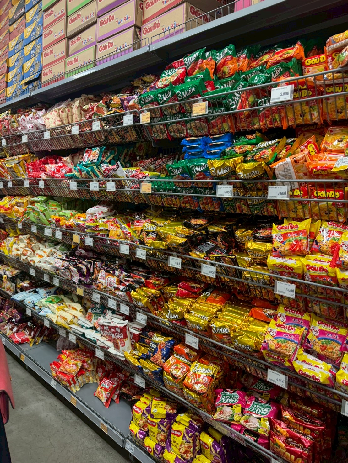 ベトナムのスーパーの菓子売り場。数万ドンの値札が並ぶ